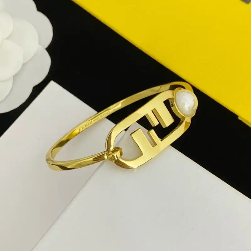 Affordable Affordable Fendi O'Lock Oval Bracelet In Metal with Pearl Gold 0131